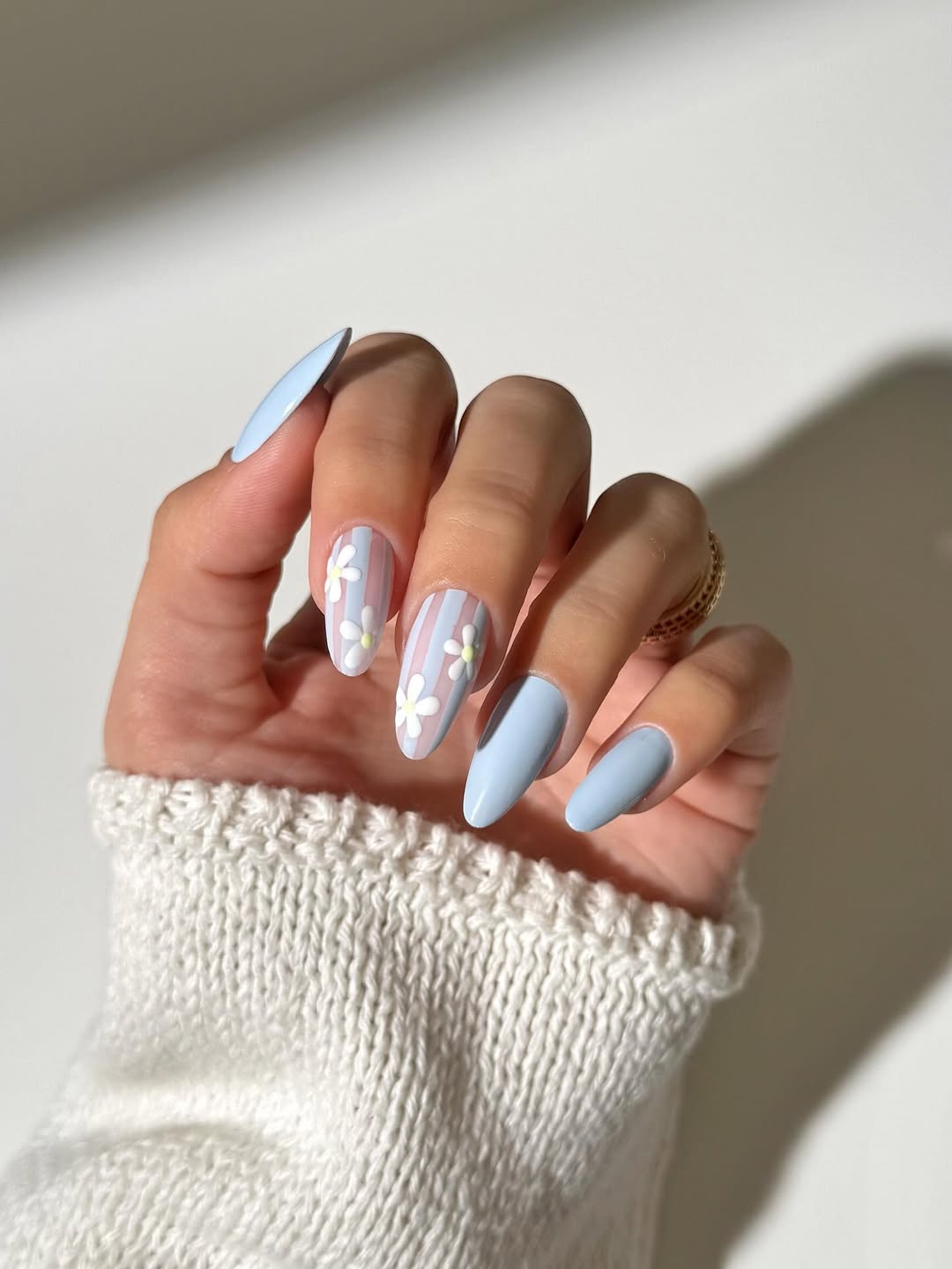 Baby Blue Daisy Stripes Almond Shaped Nails
