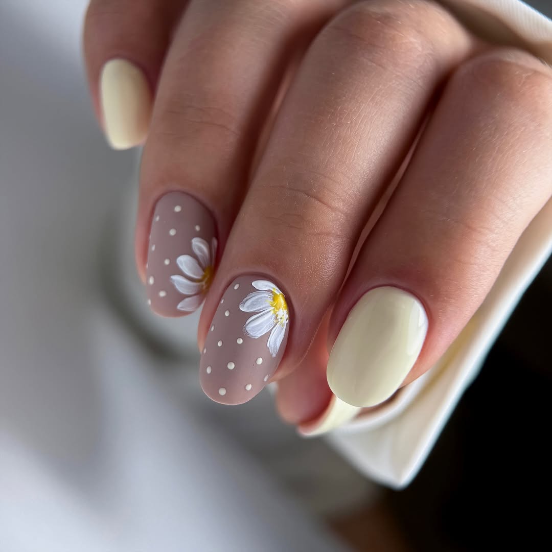 Cute Daisy Doodles With Pale Yellow Accent Nails