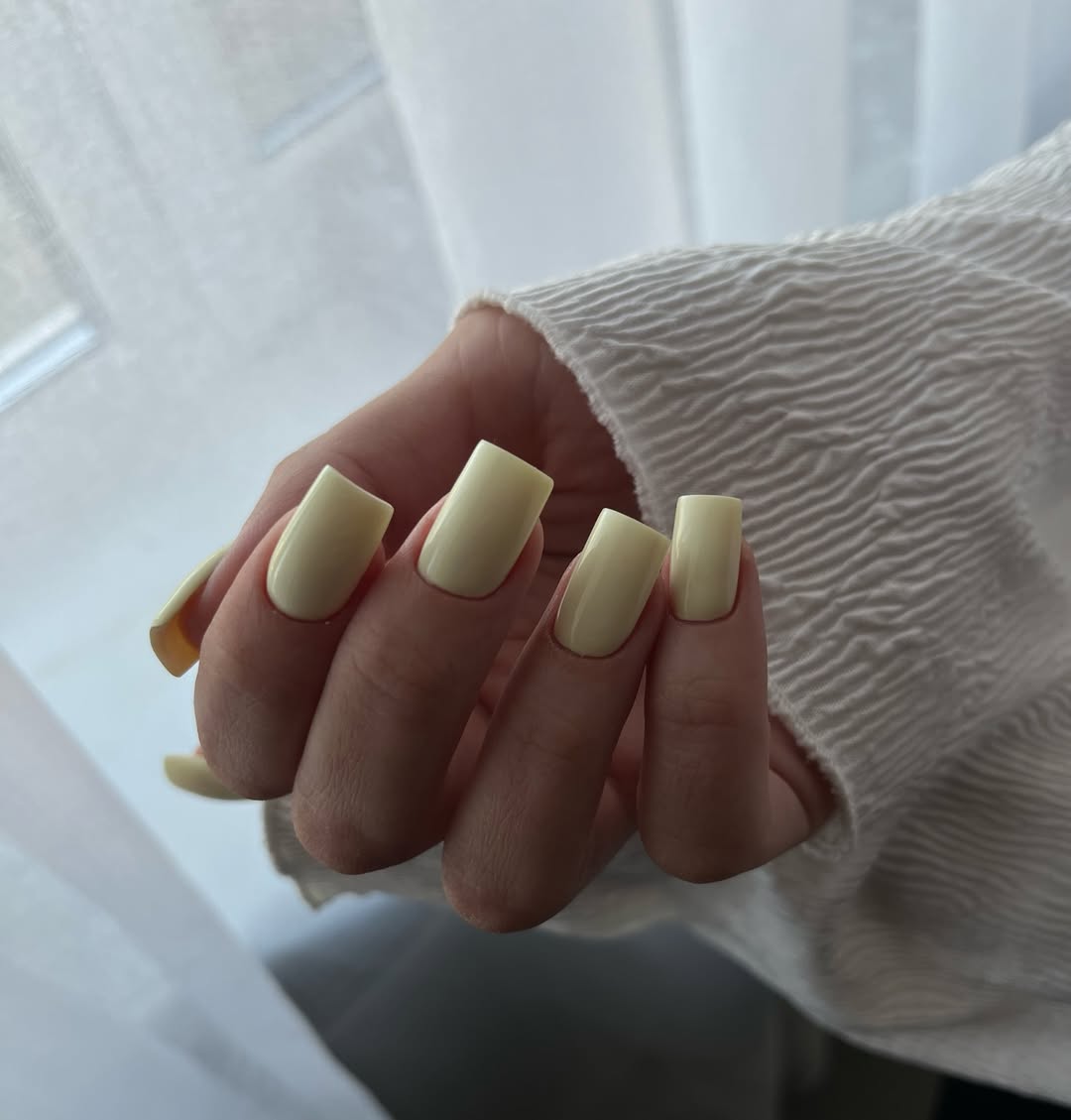 Light Pistachio Glossy Square Summer Nails