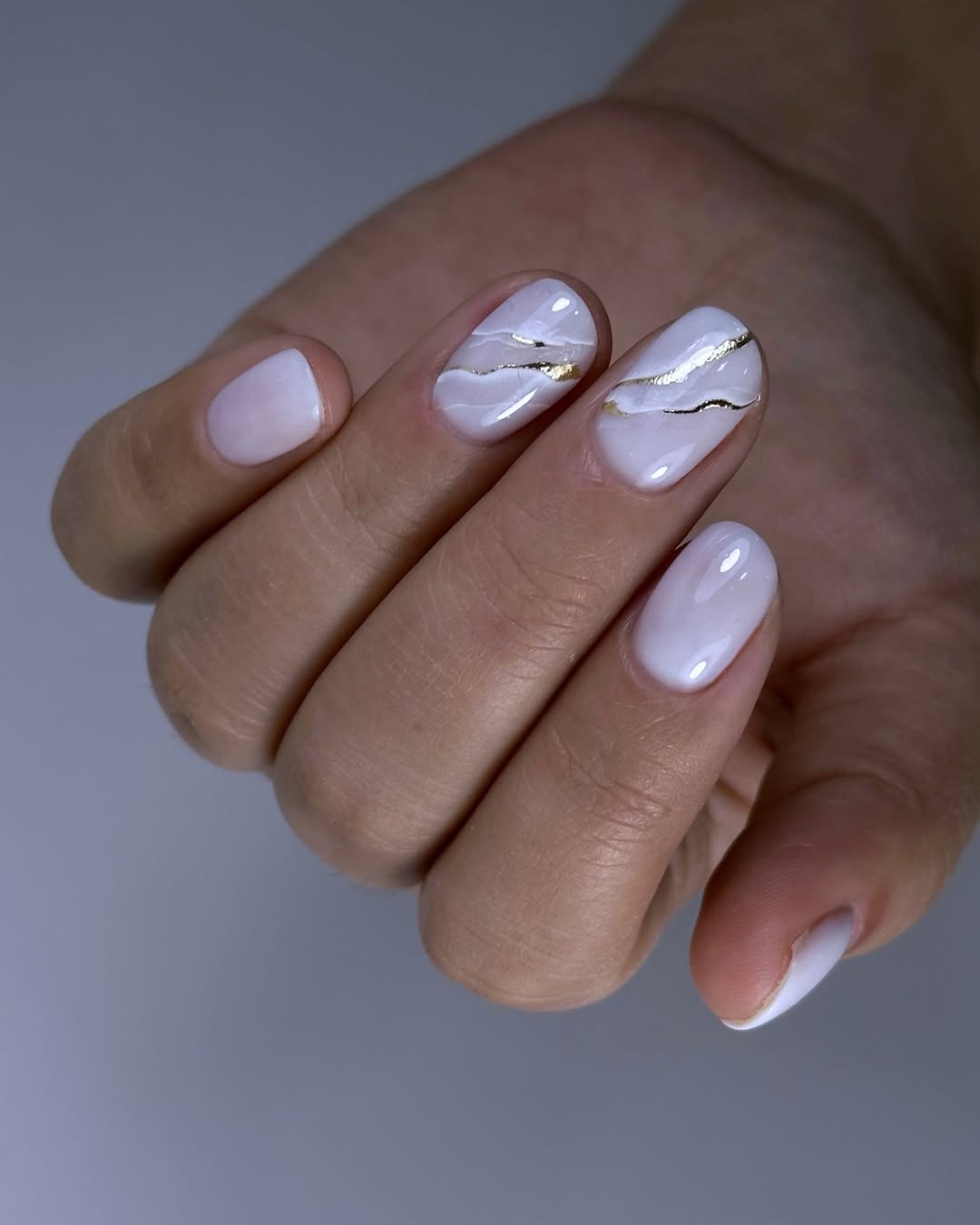 Milky White Gold Marble Short Round Nails