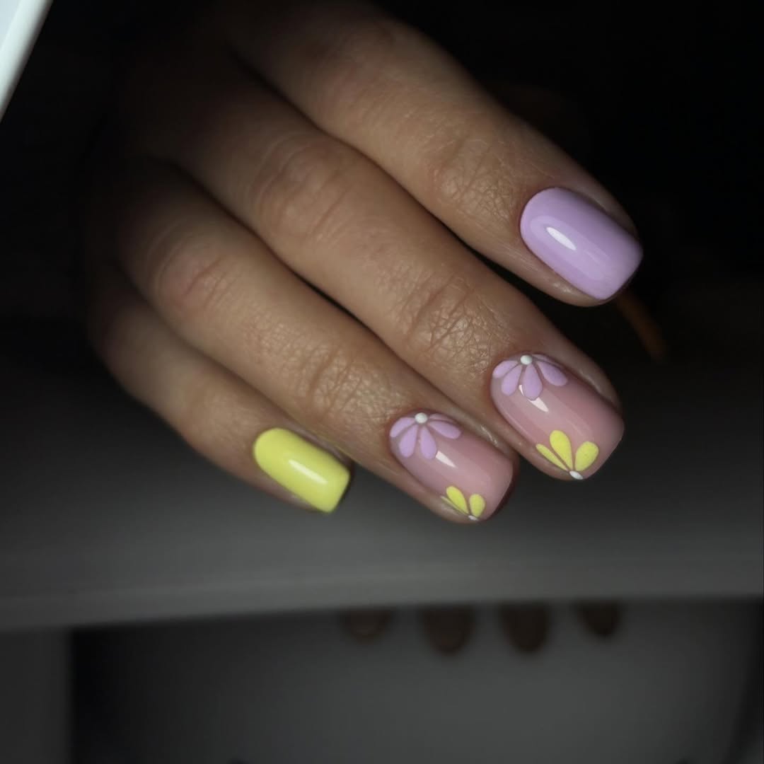 Pastel Pink Lavender Yellow Whimsical Daisy Accent Nails