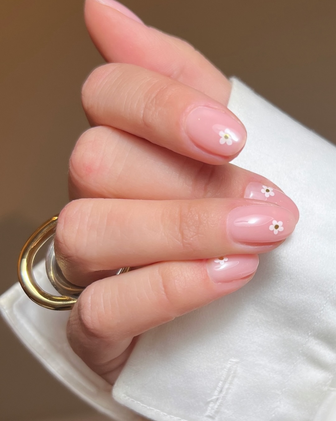 Sheer Pink Glossy Round Nails With Daisy Art