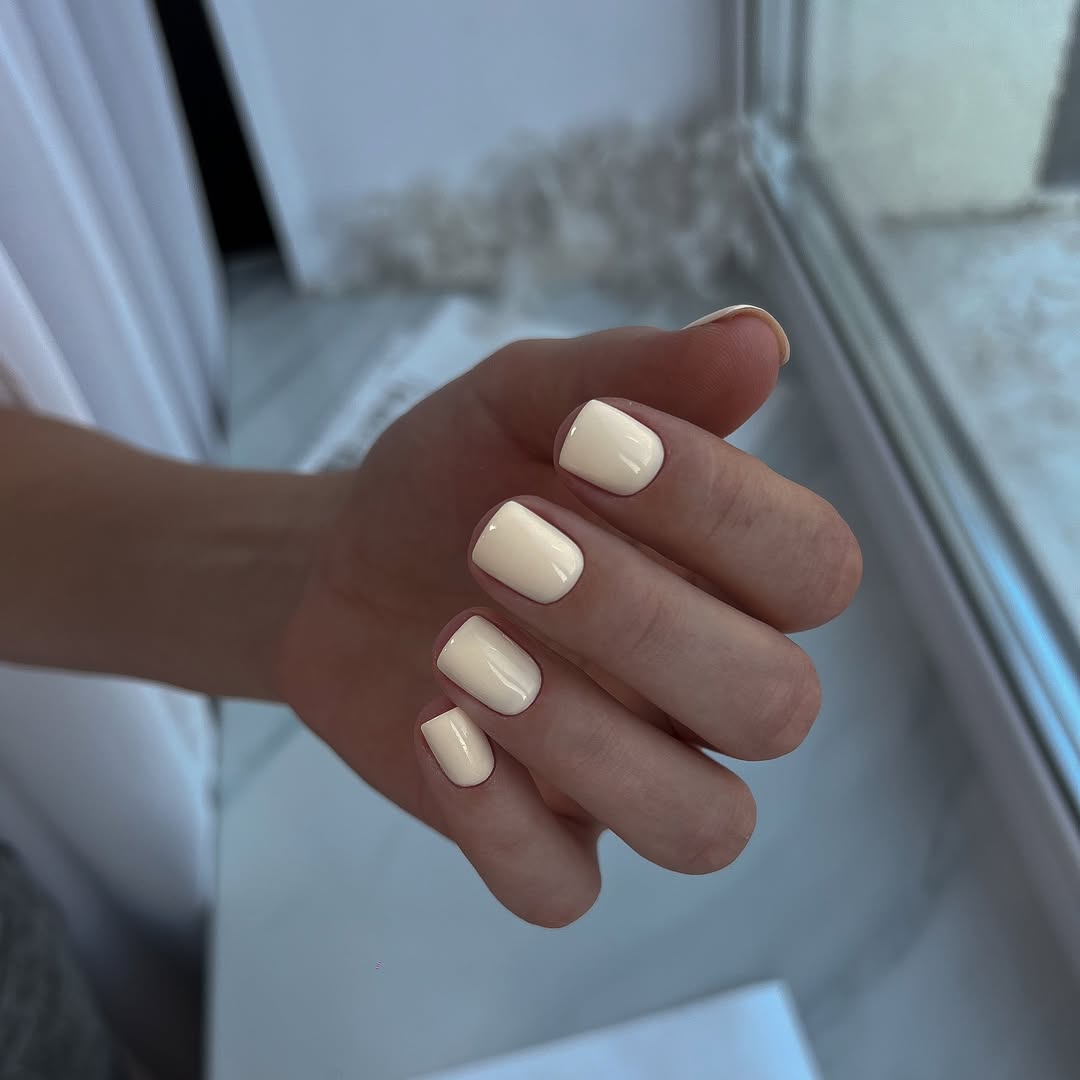Soft Buttermilk Cream Short Squoval Nails