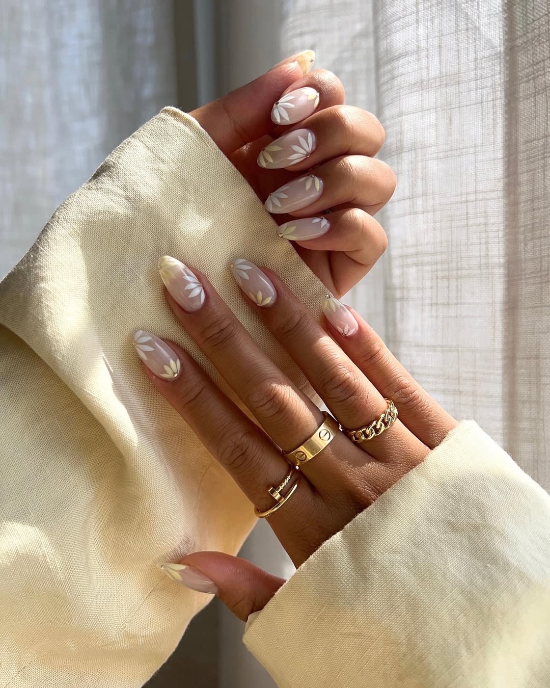 Soft Daisy Floral Ombre Almond Nails