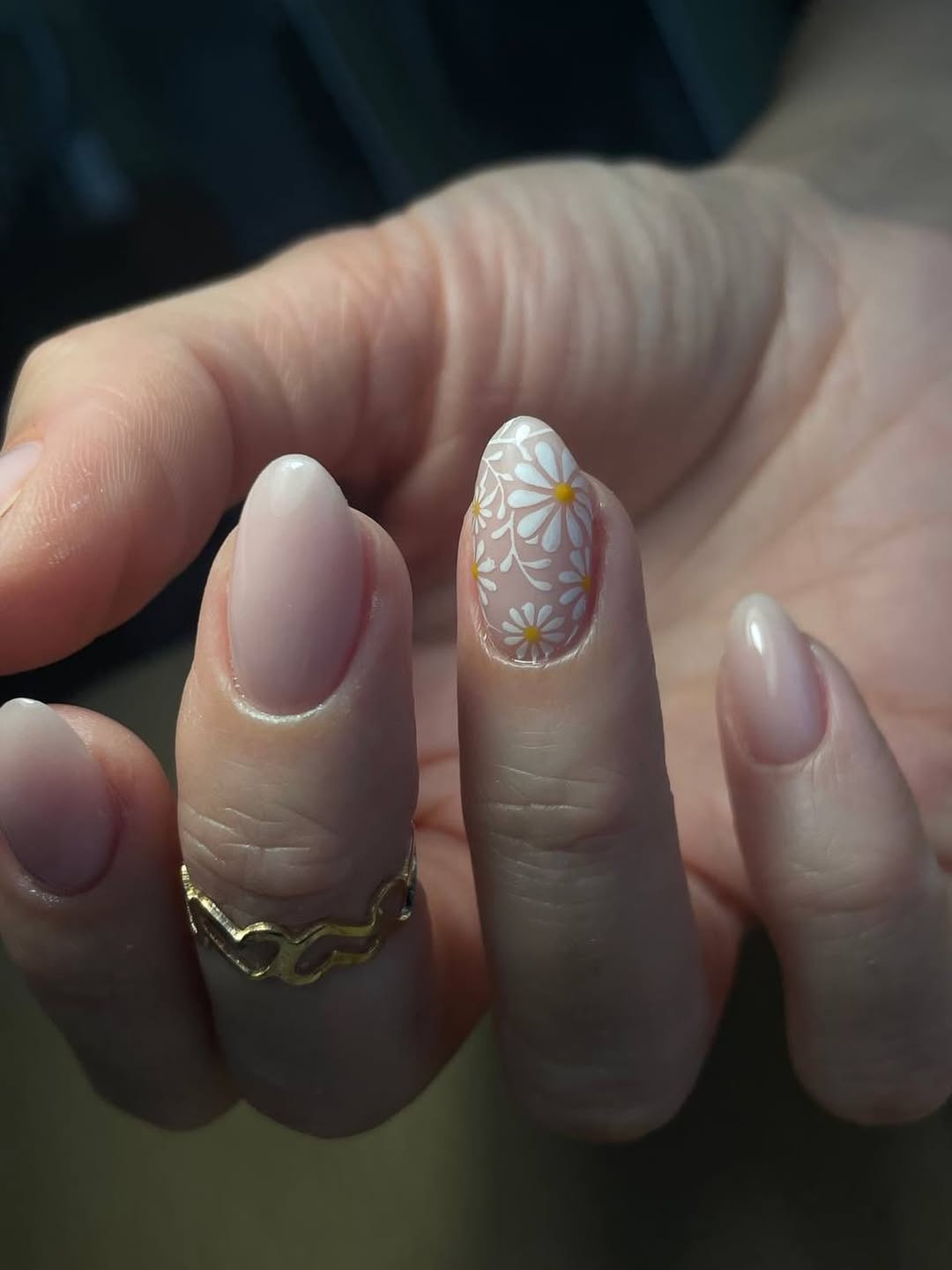 Soft Peach Daisy Accent Almond Glossy Nails