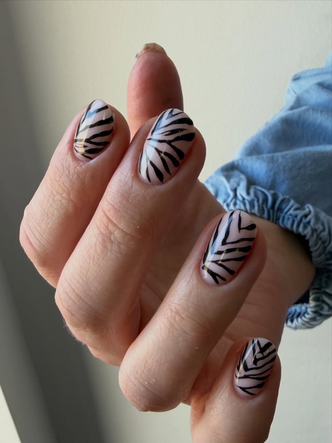 Soft Pink Zebra Stripe Short Round Nails