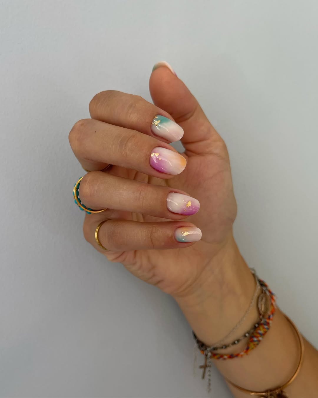 Soft Watercolor Ombre Gold Flake Short Round Nails