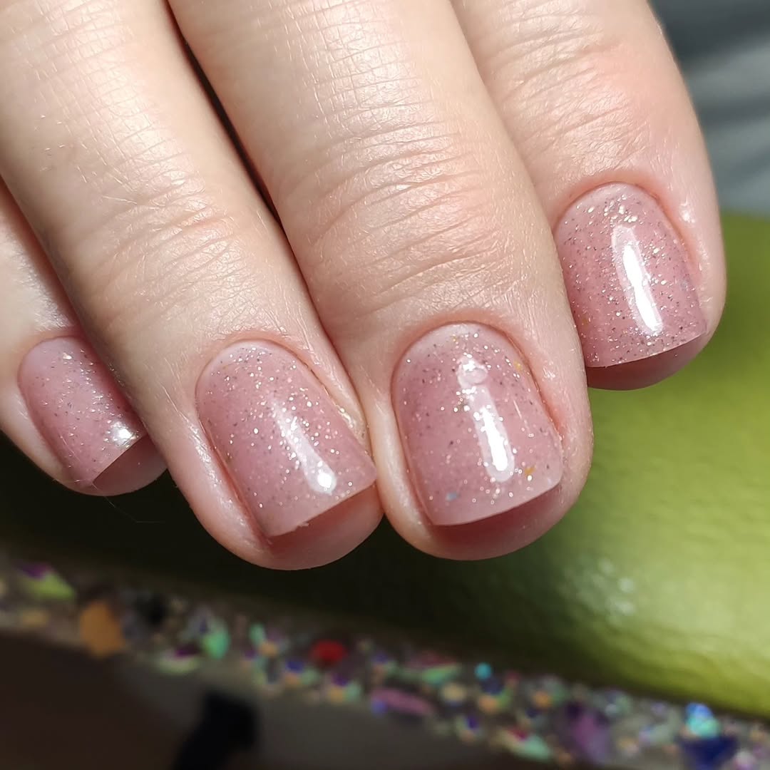 Sparkling Rosy Pink Short Round Gel Nails