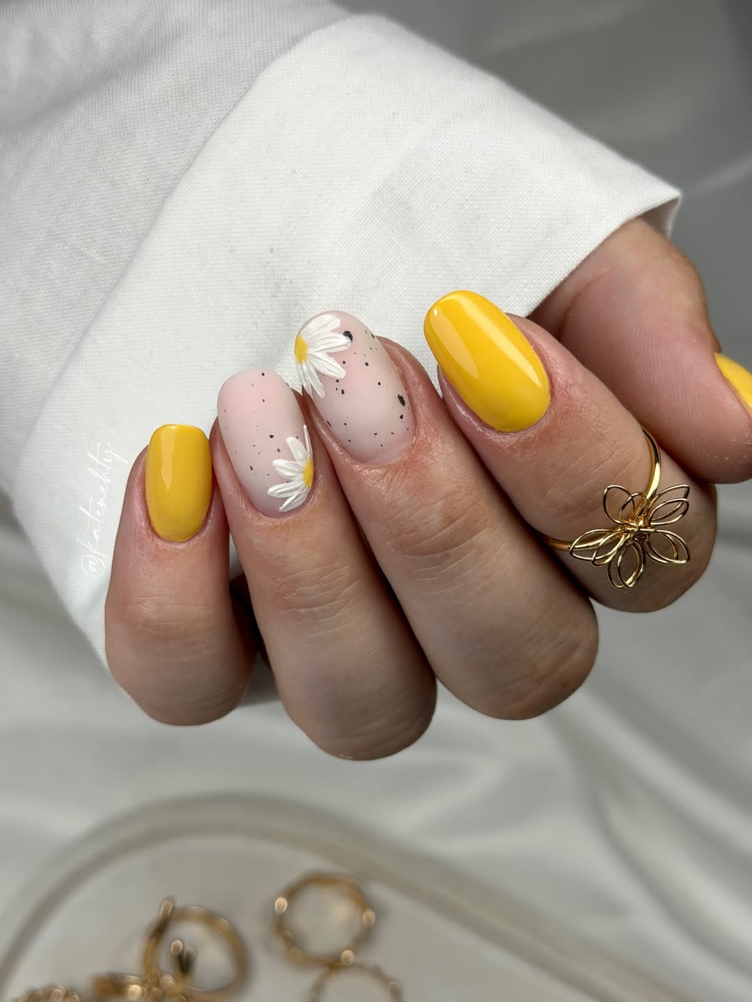 Sunny Yellow Matte Daisy Dot Nails