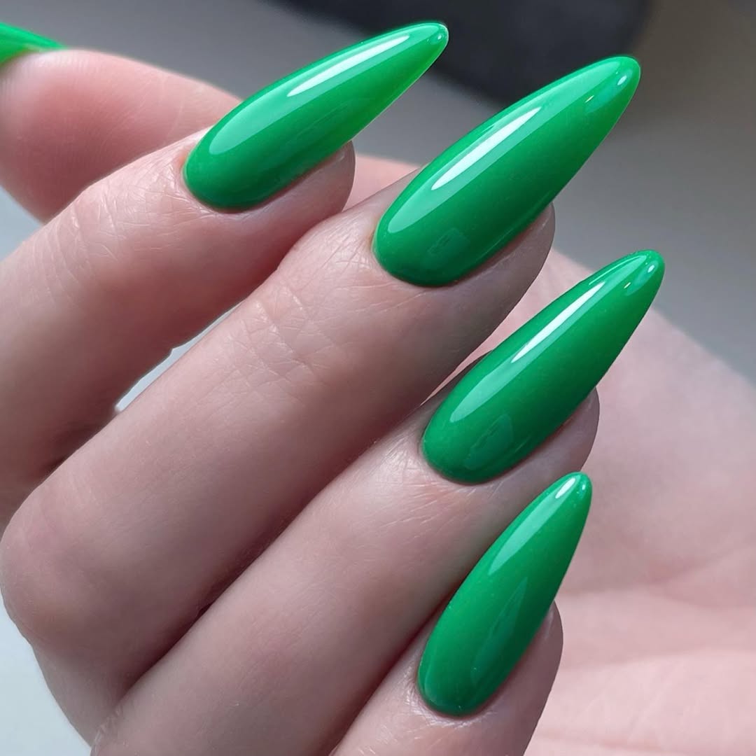 Vibrant Emerald Green Glossy Stiletto Nails