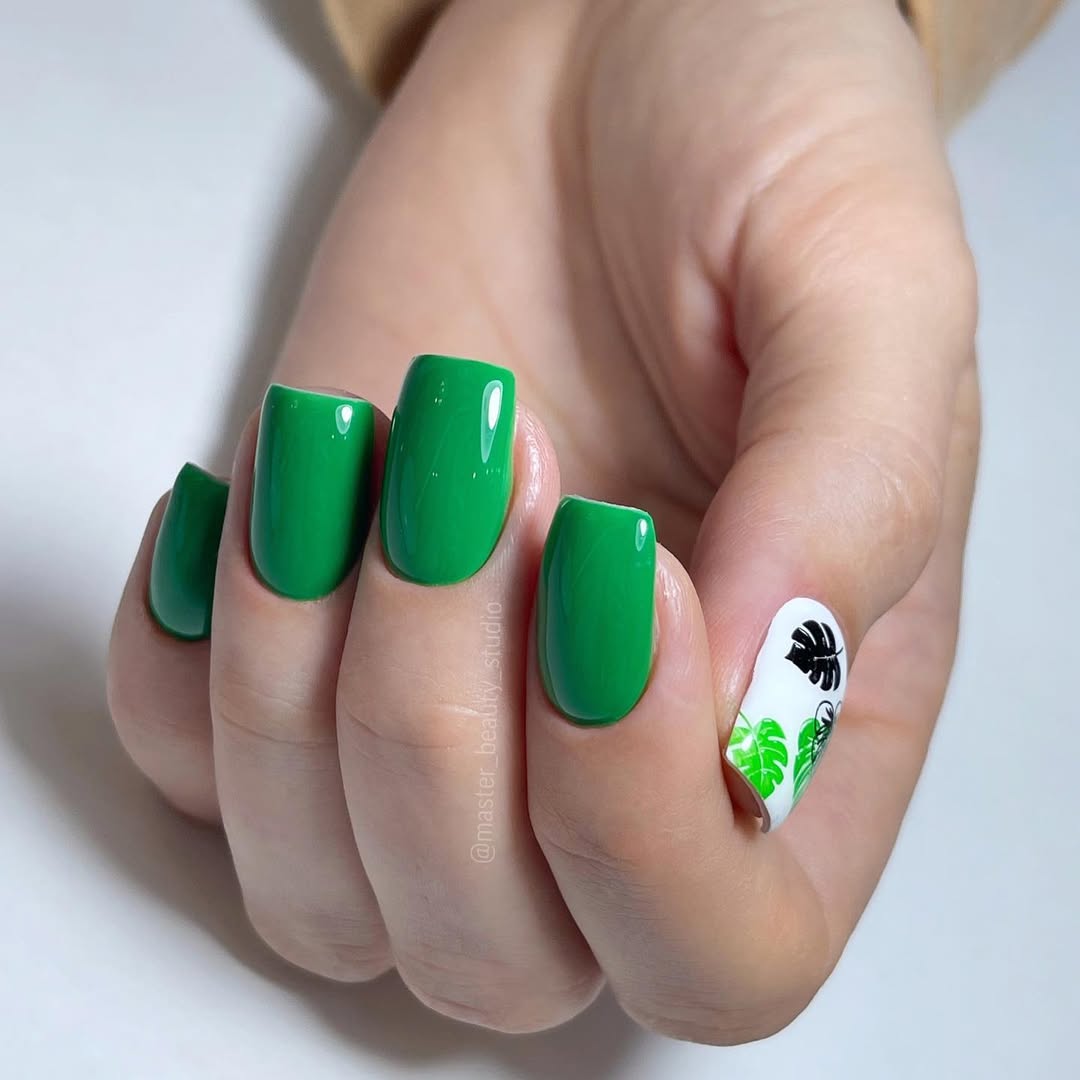 Vibrant Green Glossy Tropical Leaf Accent Nails