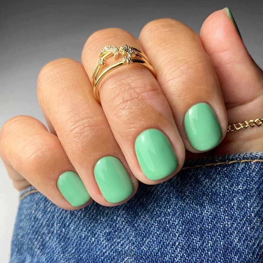 Vibrant Peppermint Green Glossy Round Nails