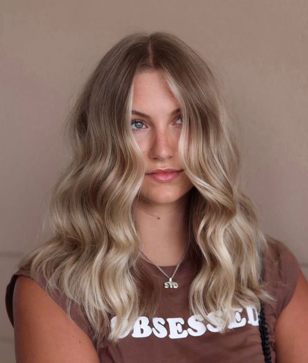 Face-Framing Bronde Waves with Natural Root