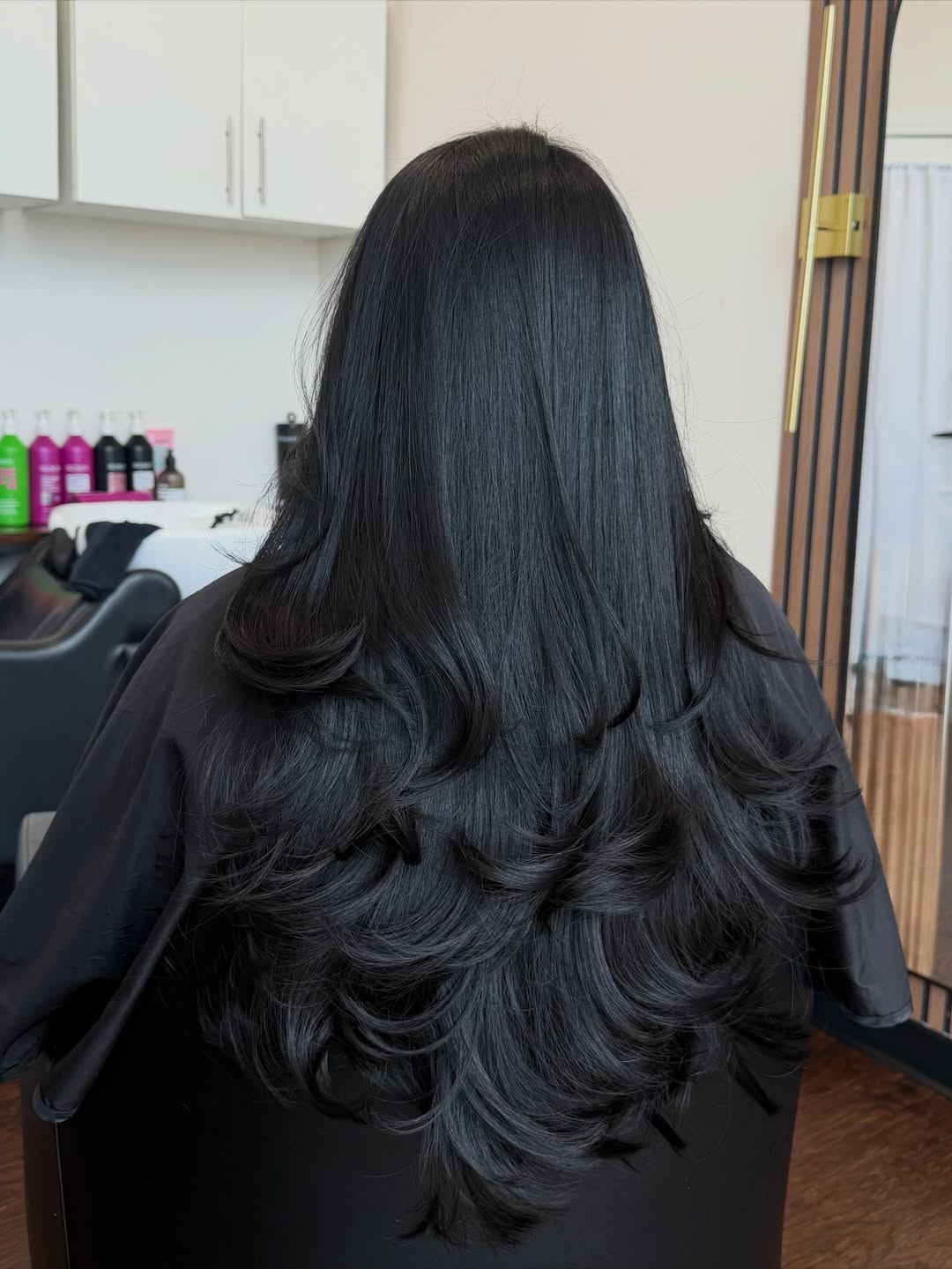 Glamorous Black Wavy Layers With Bouncy Ends