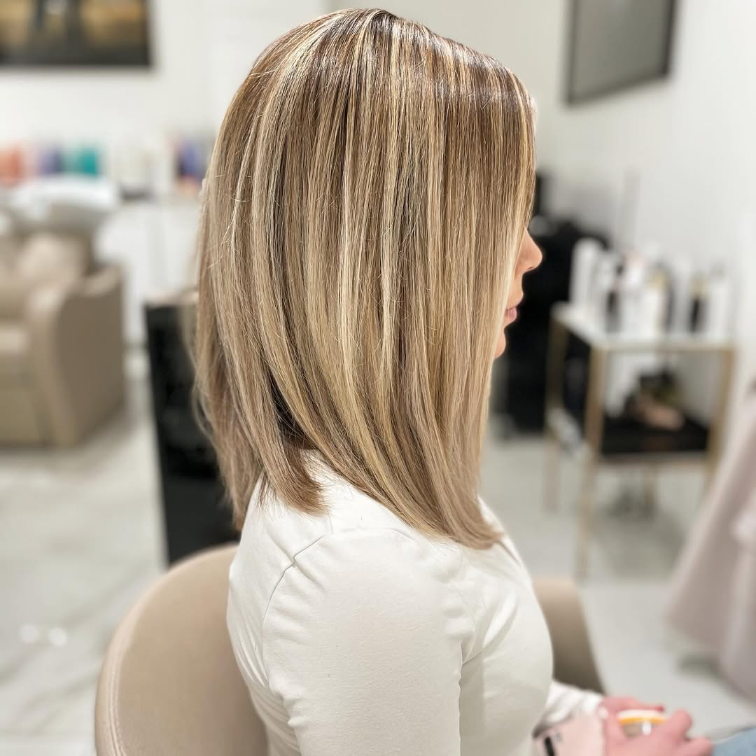 Honey Blonde Lob with Subtle Layers
