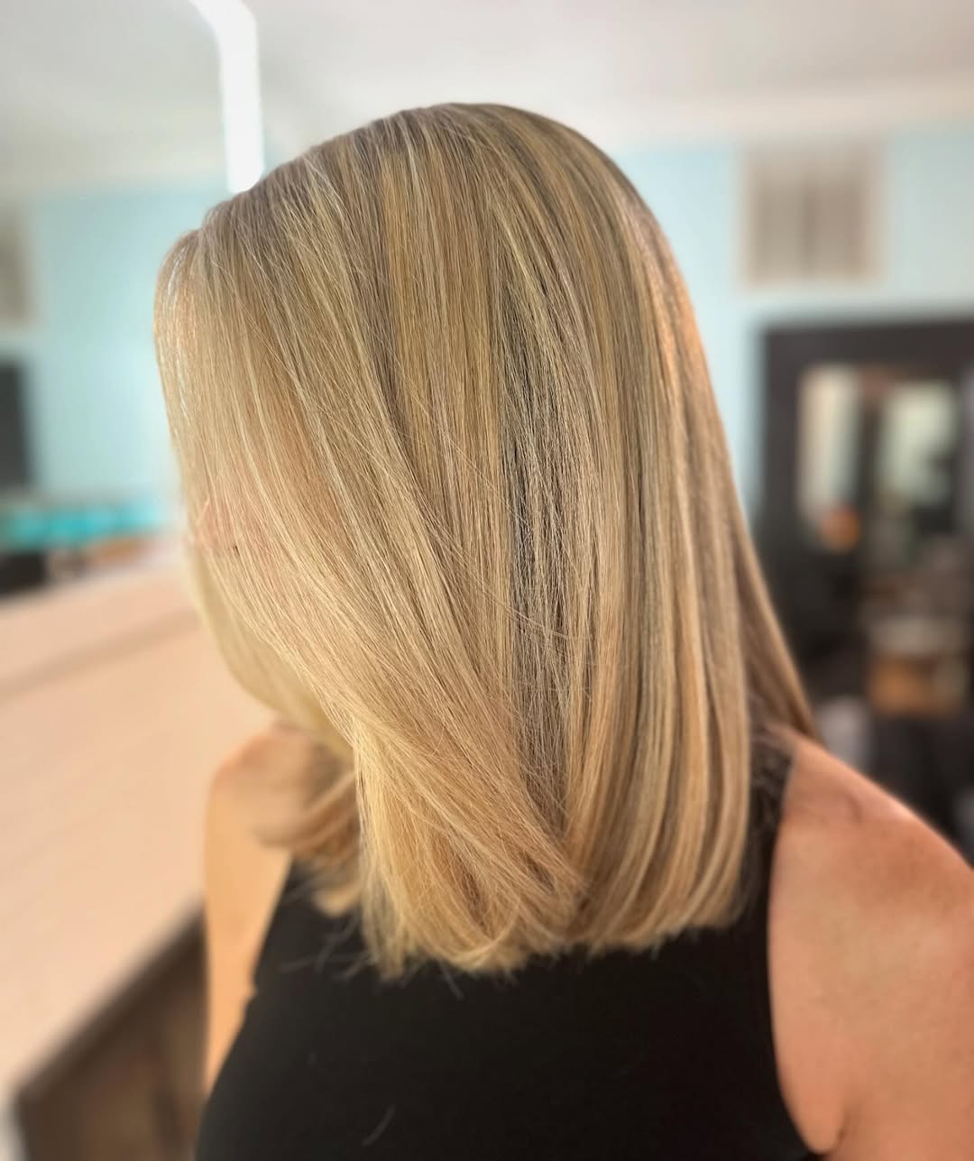 Lived-In Honey Blonde Lob with Subtle Highlights