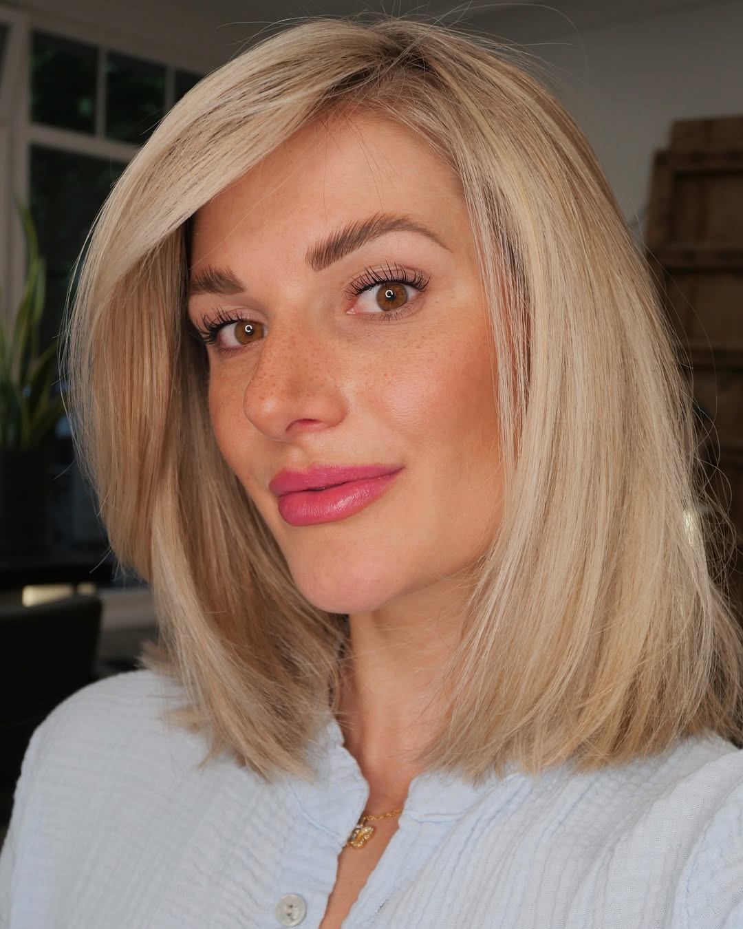Modern Blonde Blunt Lob Side Part