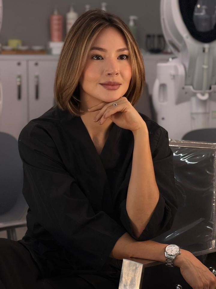 Sleek Caramel Highlighted Bob with Middle Part