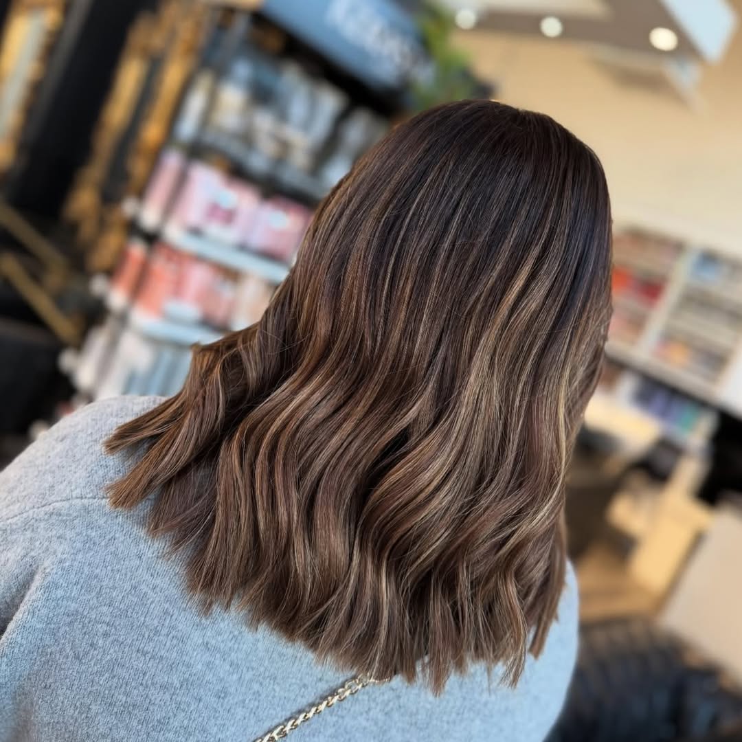 Warm Caramel Highlights on Loose Waves