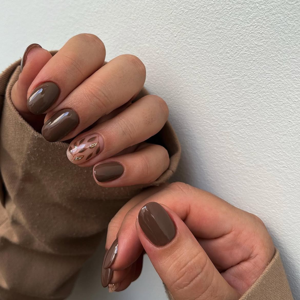Glossy Chocolate Brown Leaf Accent Nails
