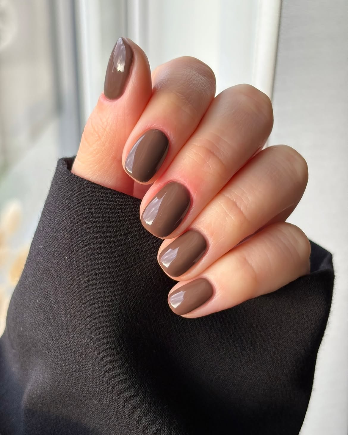 Glossy Chocolate Milk Short Oval Nails